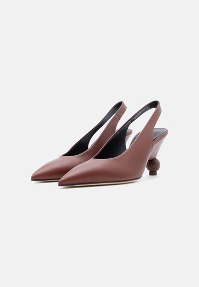 Καφετιά ψηλά παπούτσια με δερμάτινο λουράκι στο πίσω μέρος, μυτερή μύτη και μοναδικά στρογγυλεμένα, γλυπτικά τακούνια σε λευκό φόντο.