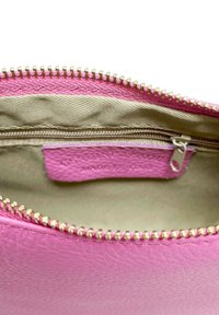 CHICCA BORSE Axelremsväska - rosa
