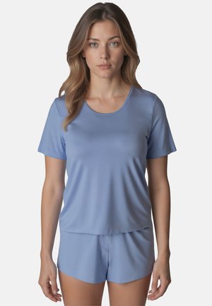 Maglietta azzurro chiaro a maniche corte e pantaloncini abbinati, realizzati in tessuto morbido con una superficie liscia e scollo rotondo. Design semplice e privo di decorazioni.