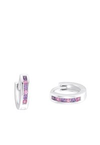 Silverörhängen i form av hoops med en rad av rosa och lila ädelstenar längs framsidan. Slät yta och rundad design.