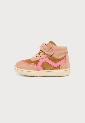Baskets montantes rose et marron pour tout-petit avec lacets, bande Velcro et semelle en caoutchouc beige, vues de côté sur un fond uni.