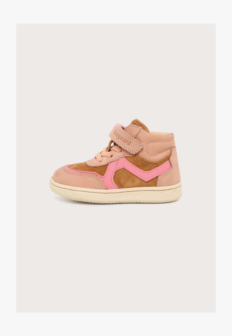 Baskets montantes rose et marron pour tout-petit avec lacets, bande Velcro et semelle en caoutchouc beige, vues de côté sur un fond uni.