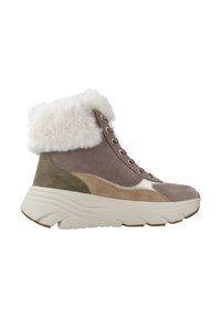 Zapatilla alta gris y beige con un cuello de pelo sintético, parte superior de ante, detalles metálicos y una suela gruesa de goma blanca texturizada.