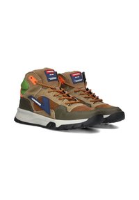 Bruine en groene high-top sneakers met oranje en blauwe accenten, gemaakt van gestructureerd suede en mesh materialen, met dikke zwarte zolen.