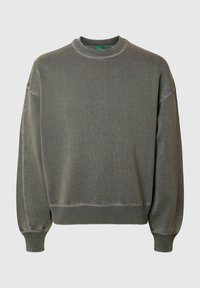 Grauer Strickpullover mit langen, weiten Ärmeln und Rundhalsausschnitt. Verfügt über gerippte Bündchen und Saum sowie eine dezente Textur im gesamten Stoff.