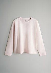 Šviesiai rožinė ilgomis rankovėmis marškinėliai, pagaminti iš minkštos medžiagos, su apvalia iškirpte ir laisvu kirpimu. Lygi tekstūra, be raštų ar akcentų.