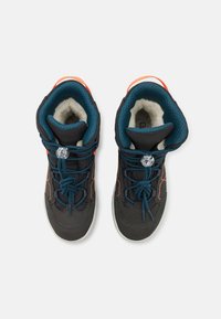 Wandelboots met een grijze synthetische bovenkant en blauwe accenten, fleece voering en een rubberen zool. Voorzien van een geïntegreerd vetersysteem.