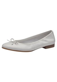 Ballet flat in pelle bianca con punta arrotondata, caratterizzata da un piccolo fiocco nella parte anteriore e un tacco basso impilato. Texture liscia e design minimalista.