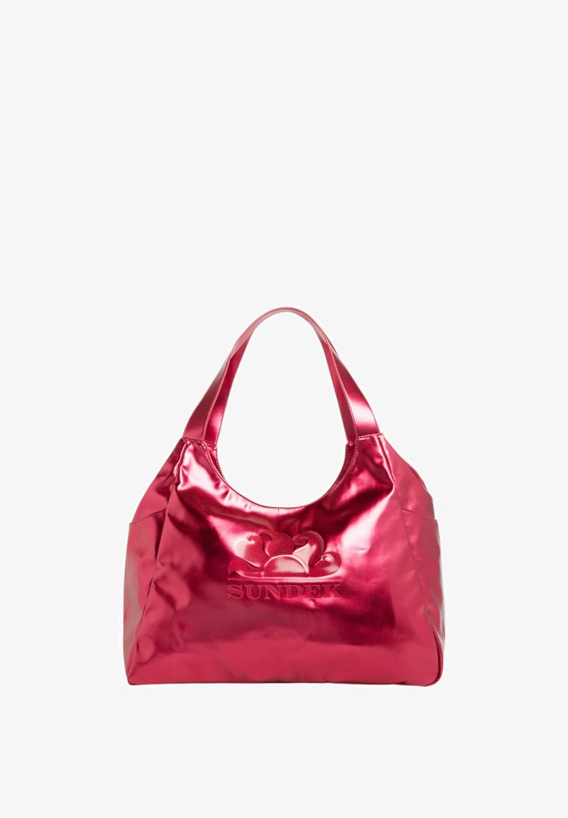 Borsa a mano metallizzata rosa con forma arrotondata. Presenta un logo impresso sul davanti. Texture liscia e spallacci larghi per il trasporto.