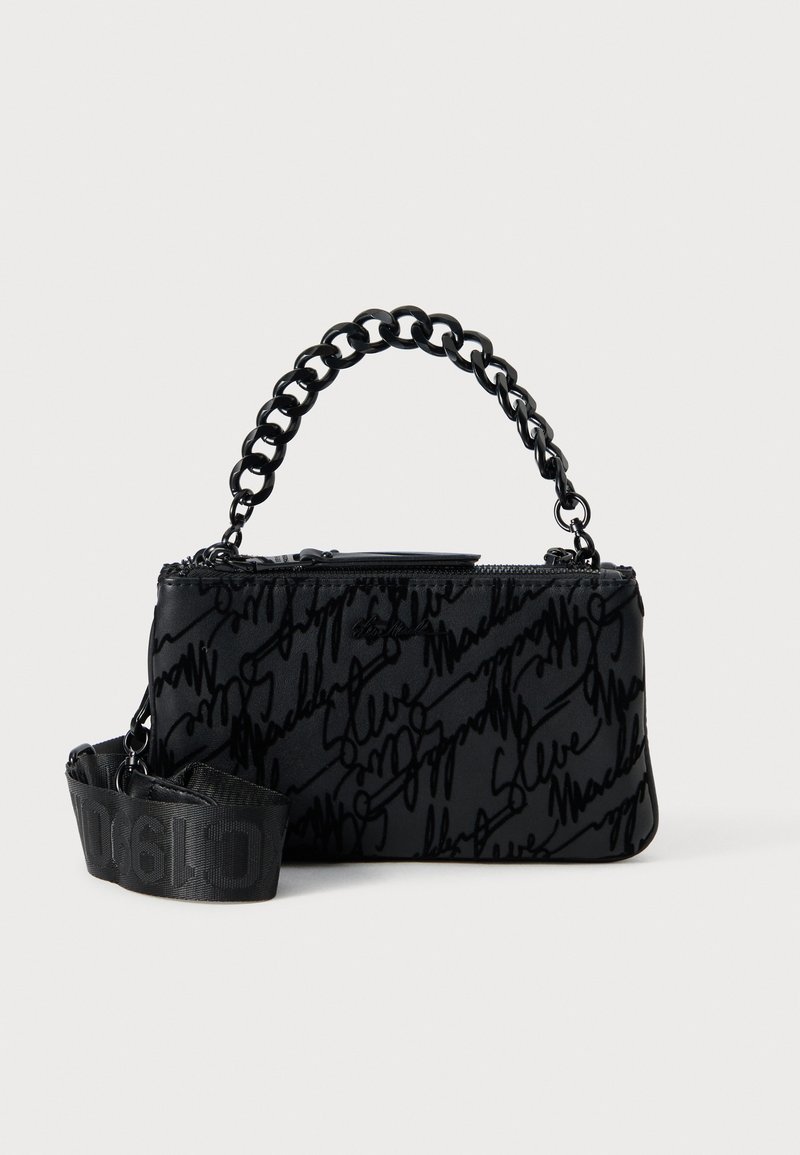 Borsa nera con manico a catena e chiusura con zip. Presenta un design testurizzato con lettering in rilievo e una tracolla regolabile. Forma rettangolare compatta.