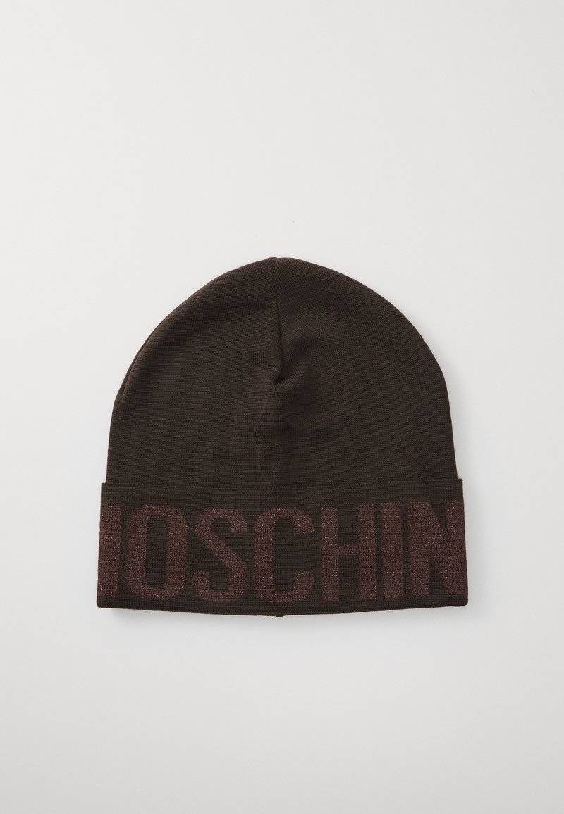 Beanie di maglione marrone con risvolto a coste che mostra un logo lucido di un profondo bordeaux scuro. Texture liscia con cima arrotondata e senza ulteriori abbellimenti.