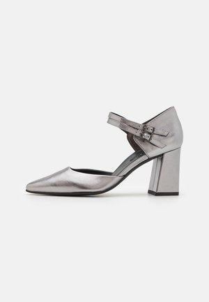 Chaussure Mary Jane pour femme en cuir métallisé argenté, avec bout pointu, double bride à la cheville et talon haut bloc.