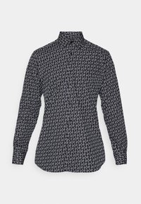 Camisa de manga larga con botones en negro con un patrón geométrico blanco. Cuenta con un cuello clásico y un diseño ajustado. Textura de tela suave.