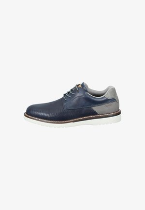 Zapato de cuero marino con diseño perforado, acentos de ante gris y suela de goma blanca. Presenta un cierre tradicional con cordones y costuras de contraste.