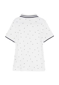 Witte polo met een verspreid patroon van zwarte strikjes, klassieke kraag met marineblauwe strepen en korte mouwen. Soepele stoftextuur.