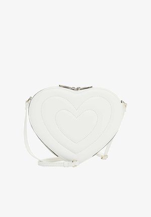 Weiße, herzförmige Umhängetasche mit gesteppten Herzmustern und verstellbarem Riemen auf weißem Hintergrund.