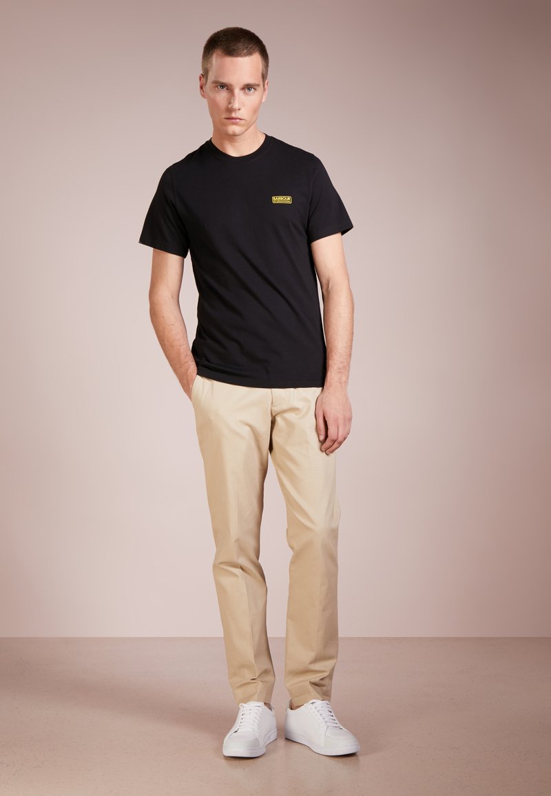 Herren T-Shirts basic | Barbour International INTERNATIONAL SMALL LOGO TEE T-Shirt basic black/schwarz - OC72191 Herren T-Shirts basic | Barbour International INTERNATIONAL SMALL LOGO TEE T-Shirt basic black/schwarz - OC72191