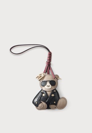 Porte-clés représentant un ourson portant des lunettes de soleil noires et une veste en cuir noire, attaché à une sangle en cuir rouge foncé.
