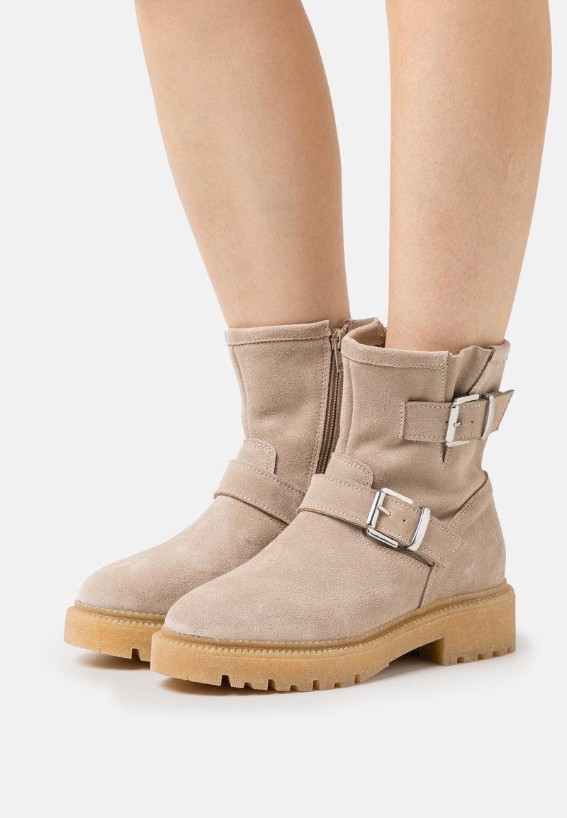 Pier One LEATHER Cowboy/biker ankle boot beige Zalando.co.uk