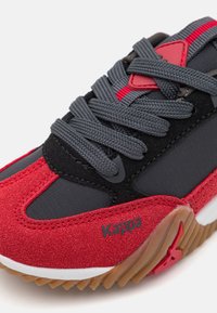 Kappa AUTHENTIC ARKLOW UNISEX - Sportcipő - grey dark/black/red dark