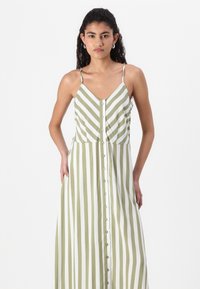 Vestido maxi com riscas verticais verdes e brancas, alças finas, decote em V e frente abotoada, com um corte descontraído.