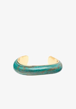 Bracelet manchette ouvert en or avec une surface extérieure arrondie à patine turquoise et un intérieur lisse et poli.