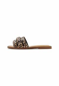 Sandaler i leopardmönster med tre tvärband, brun lädersula och subtil textur. Designade för avslappnad användning.