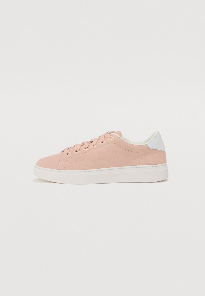 Sneaker in suede rosa chiaro con suola in gomma bianca, punta arrotondata e accentuazione bianca sul tallone. Caratterizzato da lacci piatti e una marca minima sul lato.