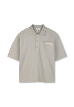 Polo grigio chiaro a maniche corte con tre bottoni, taschino sul petto davanti e colletto piegato.