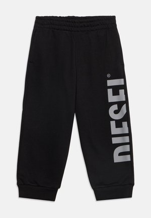 Čierne krátke tepláky s elastickým pásom a manžetami, s veľkým vertikálnym šedým logom "DIESEL" na pravej nohe.