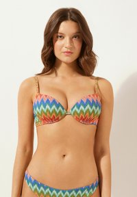 Farbenfrohes Bikini-Set mit einem Zickzackmuster in Blau, Grün, Orange und Rot. Der BH hat eine Unterbruststütze mit verstellbaren Trägern.