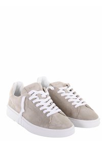 Sneaker in camoscio beige con lacci bianchi, punta tonda, design minimalista e suola in gomma; presenta il marchio sulla linguetta.