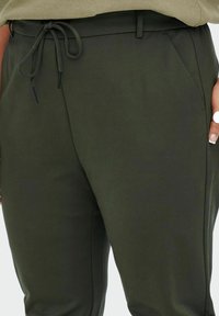 ONLY Carmakoma CARGOLDTRASH LIFE CLASSIC - Pantalones - peat