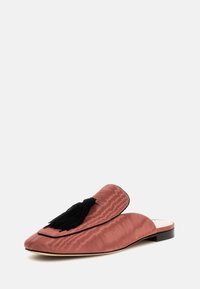 Mauviniai slip-on loafers su tekstūruotu satino paviršiumi, su juodu pūku akcentu ir kontrastingu juodu apvadu viršutinėse kraštinėse.