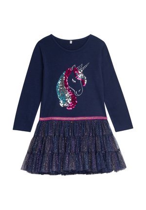 Tummansininen pitkähihaiset mekko, jossa rintakehässä paljettikoristeinen yksisarvinen ja kimaltava kerroksittainen tyllihame, jossa vaaleanpunainen vyötärönauhakuosi.