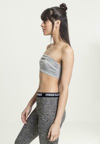 Grijze strapless top met gathered ontwerp, gecombineerd met hoge grijze gemarmerde leggings met een zwarte "URBAN CLASSICS" tailleband.