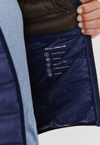 Granatowa kurtka puchowa z podszewką, charakteryzująca się szczegółami izolacyjnymi: wodoodporna, wiatroszczelna, zrównoważona. Gładkie wykończenie z nadrukowanymi ikonami.