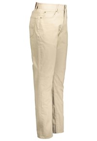 Beżowe spodnie z bawełnianego twillu o prostym kroju nogawki, pięć kieszeni oraz metalowe detale. W pasie znajduje się skórzana metka z tyłu.