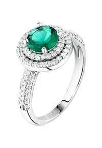 Gemma di smeraldo al centro, circondata da un alone di piccoli pietre trasparenti. Anello in argento con accenti texturizzati e finitura lucida.
