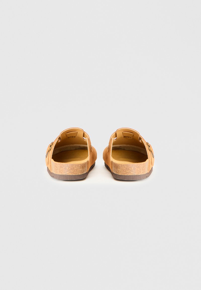 Braune Wildledersandalen mit Korksohle, offener Rückseite und zwei verstellbaren Riemen mit Metall-Schnallen. Glatte Textur und minimalistischem Design.