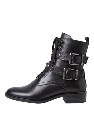 Botas negras de cuero hasta el tobillo con cordones en la parte frontal, tres hebillas decorativas y acentos de tachuelas. Tacón cuadrado y acabado suave.