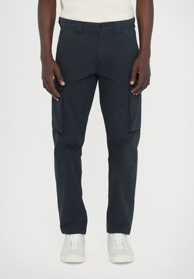 Pantalons cargo navy avec fermeture à bouton, passants de ceinture et poches latérales. Fabriqués en tissu durable avec une texture lisse.