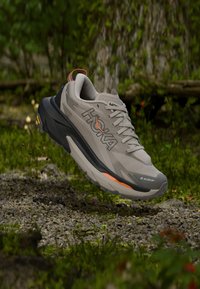 Unausgewählt, putty/black