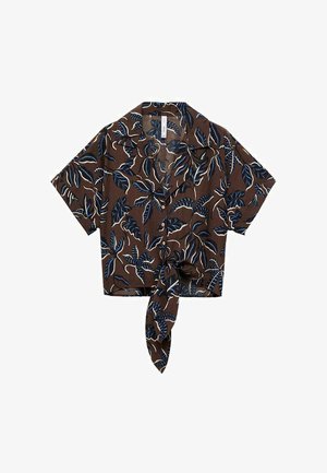 Brun kortærmet skjorte med blå og hvide bladmønstre. Har en knaplukning foran og en knude detalje ved kanten for et cropped look.