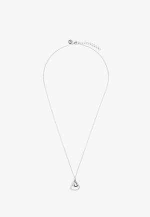 Delicado collar de cadena de plata con un colgante en forma de corazón que presenta un corazón sólido más pequeño en su interior y pequeñas piedras claras que delinean el corazón más grande.