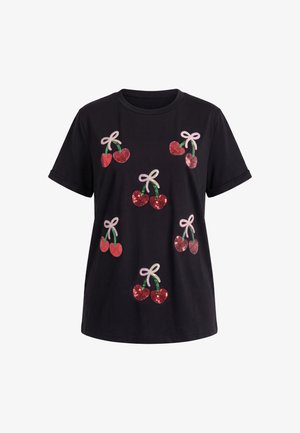 Schwarzes T-Shirt mit kurzen Ärmeln, roten Pailletten-Kirschpaaren und pinken Schleifendetails, die vorne verstreut sind.