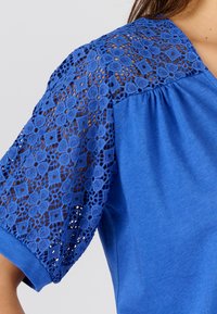 Damart TEE DÉTAILS MACRAMÉ - T-shirt print - bleu