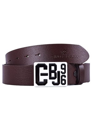 Ceinture en cuir brun foncé enroulée avec une boucle rectangulaire argentée affichant en lettres noires audacieuses le texte « CB 96 ».