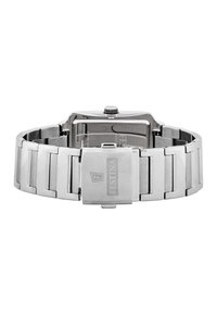 Kovinski srebrni stainless steel ure s pravokotno ohišjem, poliranim zaključkom in povezovalnim zapestjem. Ima zaponko in krono z vgraviranim logotipom.