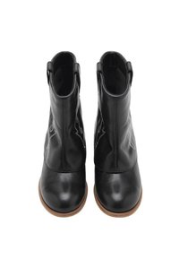 Botas de cuero negro hasta el tobillo con punteras redondeadas, detalles de costura mínimos, superficie texturizada y suelas de goma marrón.